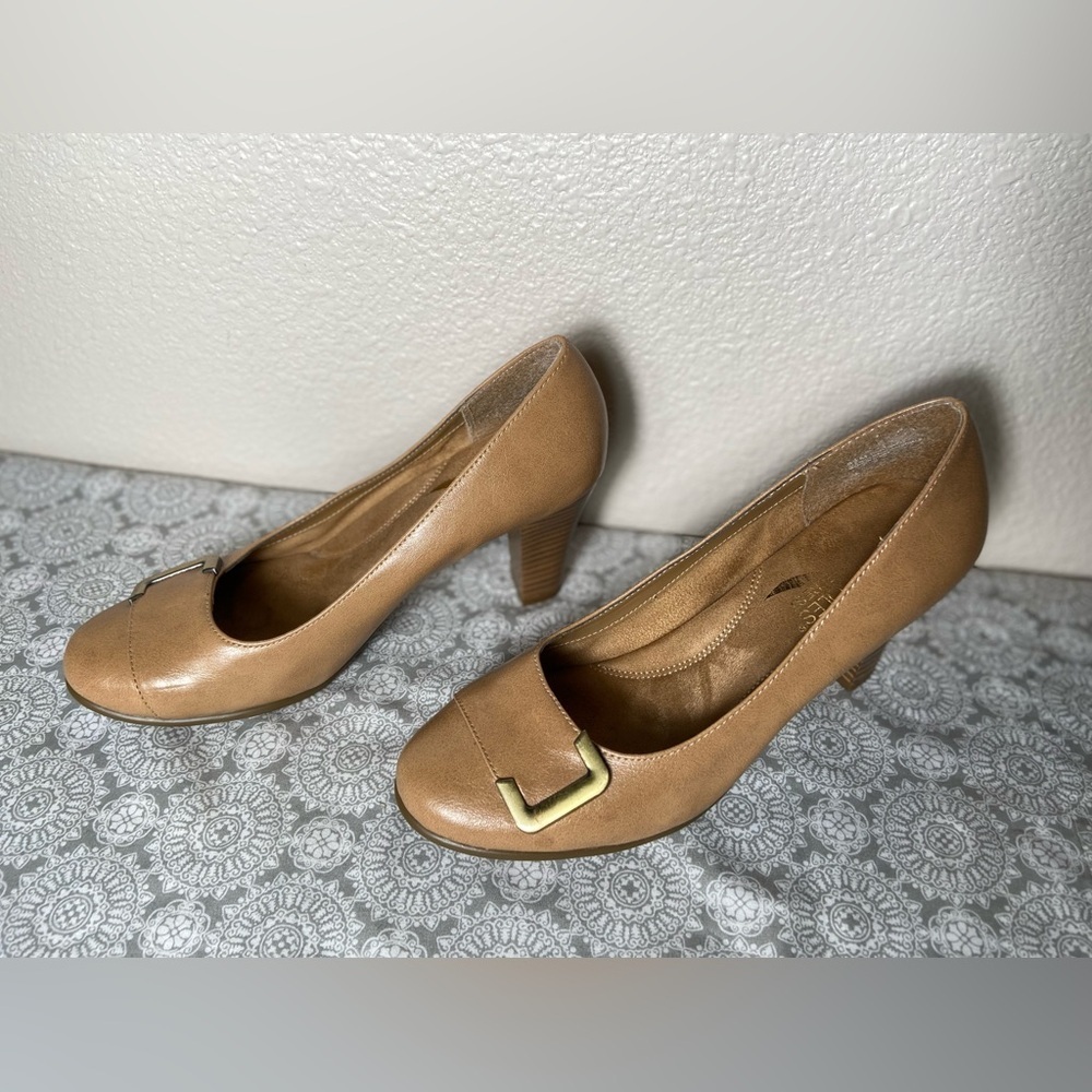 Aerosoles~Heel Rest~Tan~Faux Leather~Buckle Accent~Block Heel~Slip-On~Size 8.5